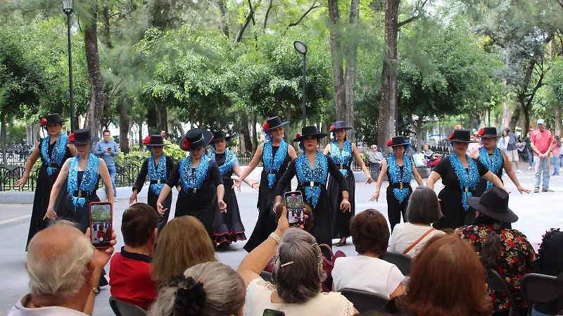 En el evento de apertura se contó con la presencia de la academia de baile flamenco al Compás.